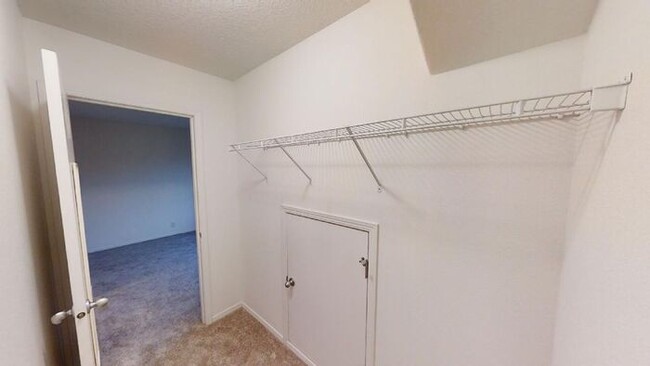 Building Photo - Move-in Ready! Dual Master Bedrooms in a L...