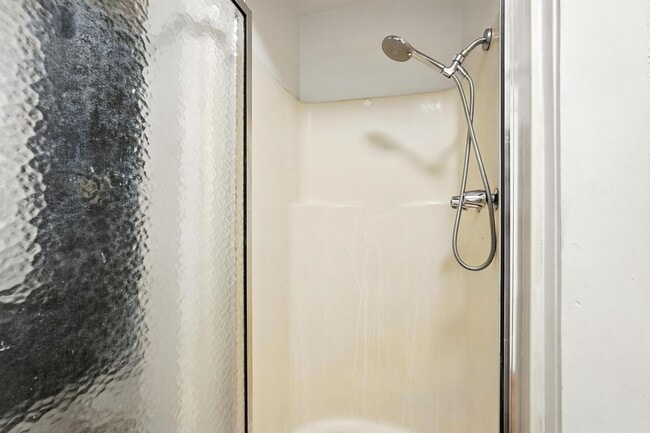 Building Photo - Beautiful 3-Bedroom Triplex in the Munger ...