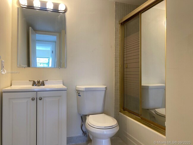 Building Photo - 9180 Fontainebleau Blvd