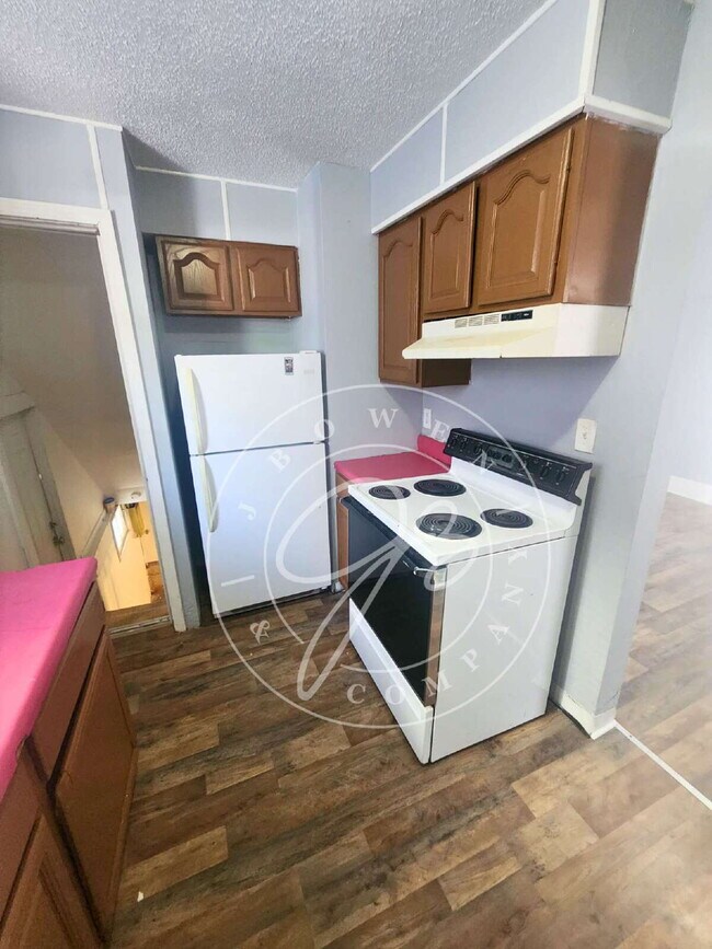 Building Photo - Spacious 3 bed with bonus room and shower ...