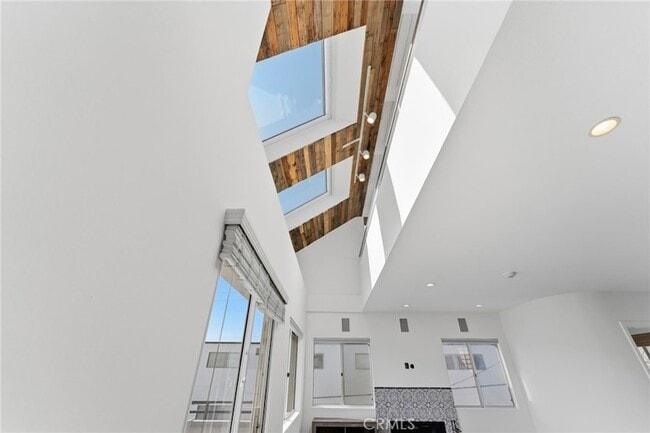 Building Photo - 1452 Loma Dr