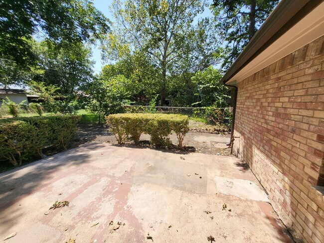 Building Photo - 2110 Redbud Ln