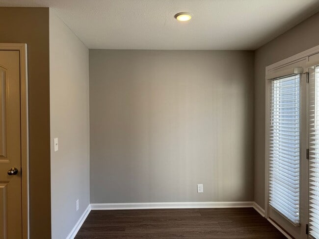 Building Photo - Luxury Living at its best! 2 Bed 2 1/2 Bath Townhome near Downtown!