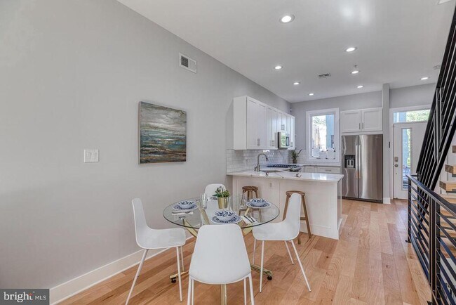 Building Photo - 2636 Latona St