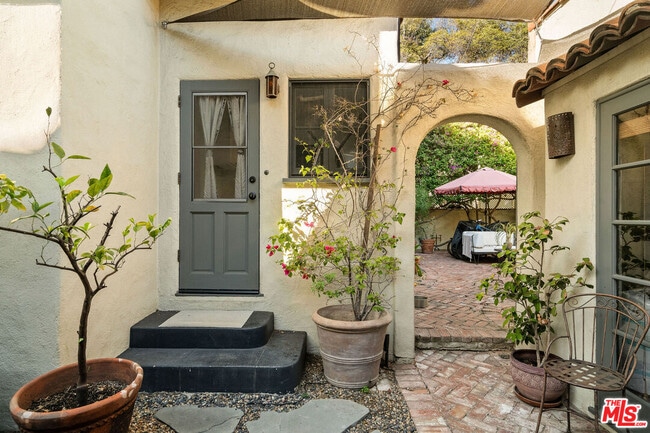 Building Photo - 1632 N Orange Grove Ave