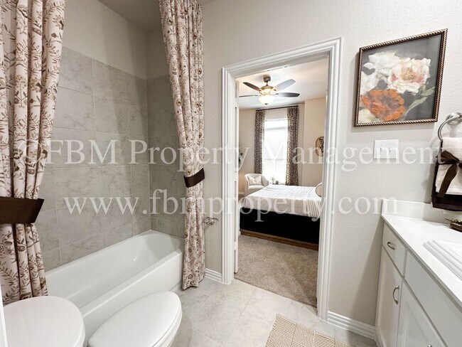 Building Photo - 2117 Luna Dr