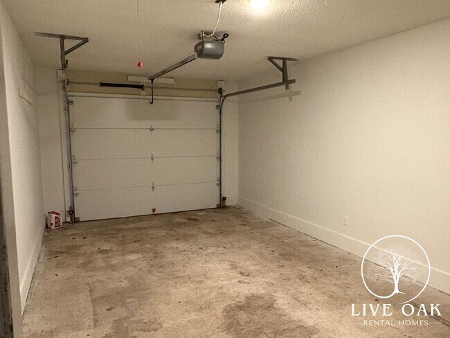 Building Photo - MOVE-IN SPECIAL: $500 OFF 1st MONTH'S RENT!**