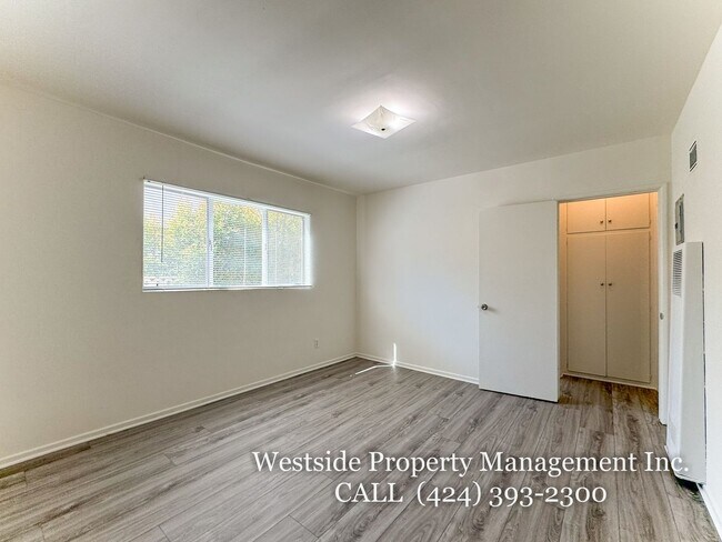 Building Photo - 145 N La Peer Dr