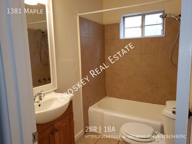 Building Photo - Remodeled unit, close to schools, easy acc...