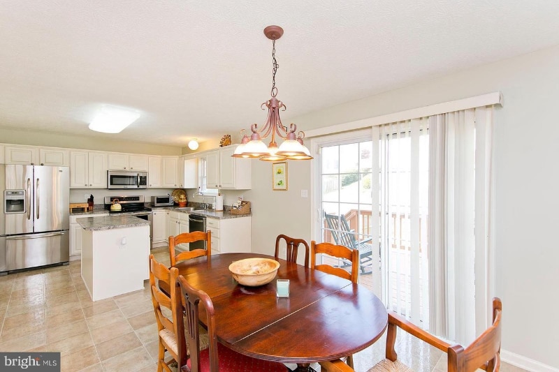 Building Photo - 2079 Honeysuckle Ln