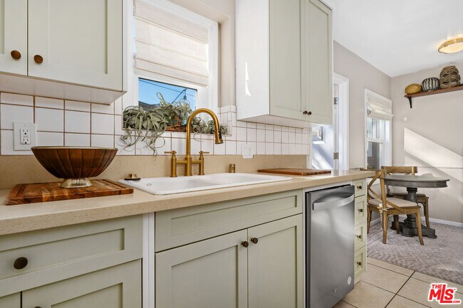 Building Photo - 1332 Ocean Park Blvd