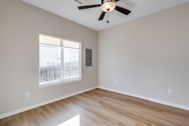 Building Photo - Pineway Maxwell Plan