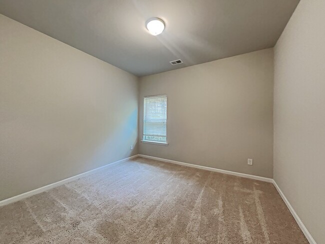 Building Photo - Now Leasing! Your New Home Awaits! 4BR Bea...