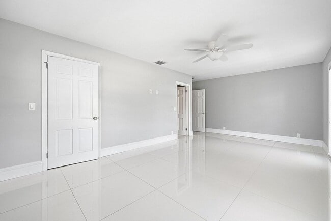 Building Photo - 417 N Country Club Dr