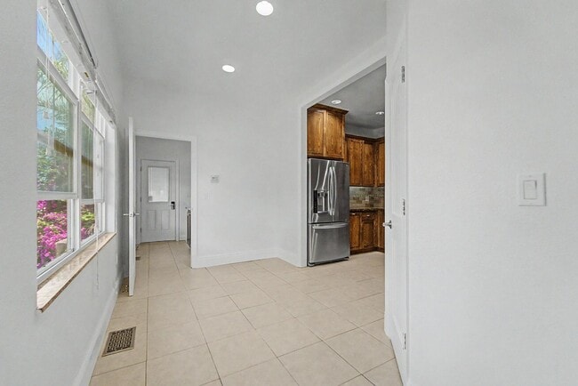 Building Photo - 3 bedroom 2 Bath Home MUST SEE