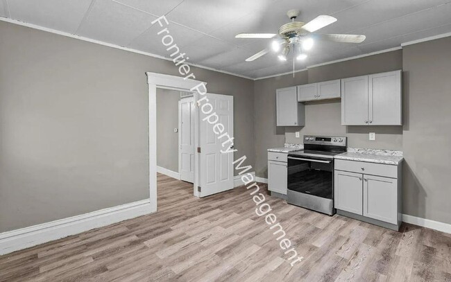 Building Photo - Updated 2 Bed 2 Bath Home