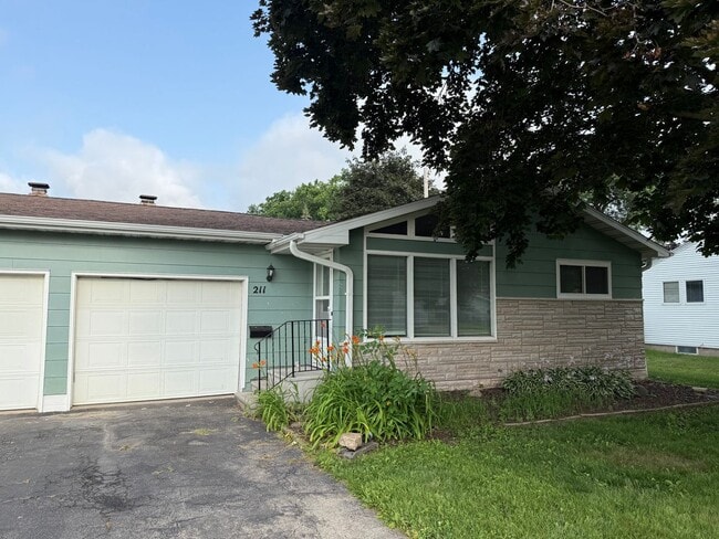 Primary Photo - 207-211 Maple Street