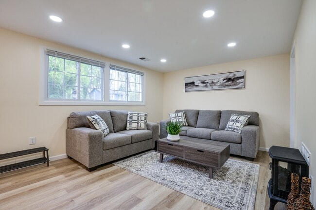 Building Photo - 14220 Fallbrook Ln