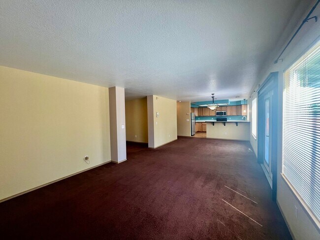 Building Photo - Well Maintained and Spacious 4 Bed