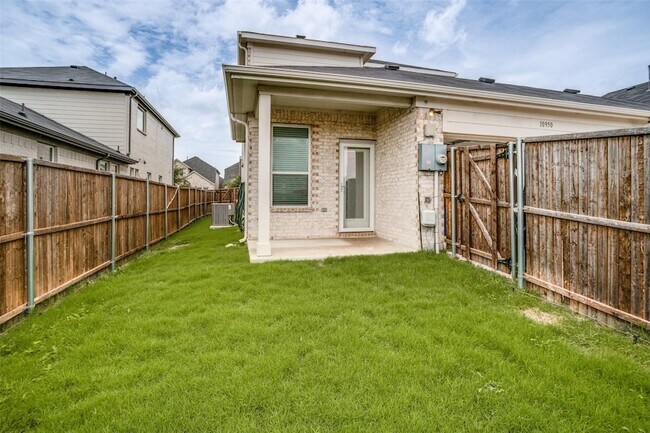 Building Photo - 10950 Downy Cup Dr