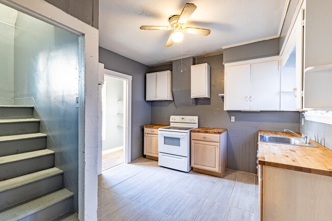 Building Photo - 243 Chamberlain St