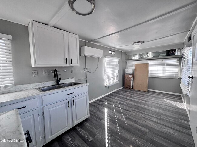 Building Photo - 8335 Roseway Dr