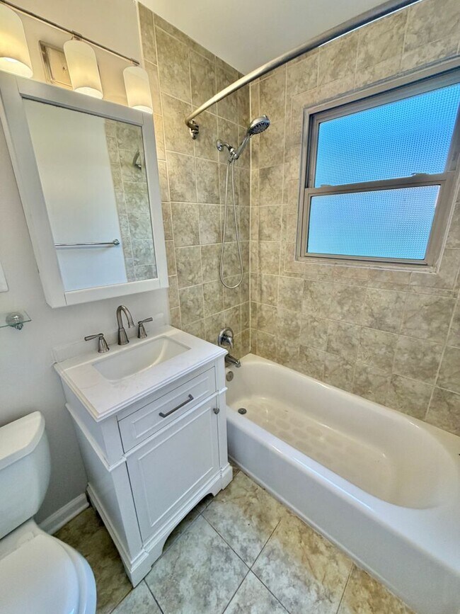 Building Photo - Arlington Gazebo Love, One Bedroom Close to Everything near Ballston