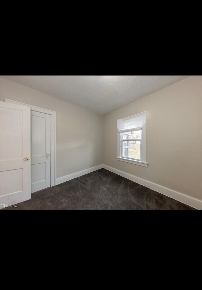 Building Photo - Charming 4-Bedroom Property in Prime Location