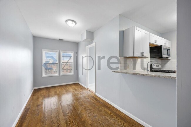 Building Photo - 92 Maple St