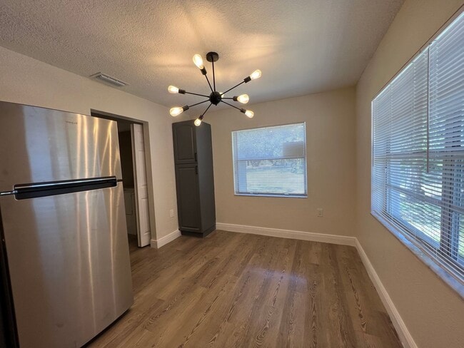 Building Photo - 3 Bedroom 1 1/2 Bath Fort Pierce