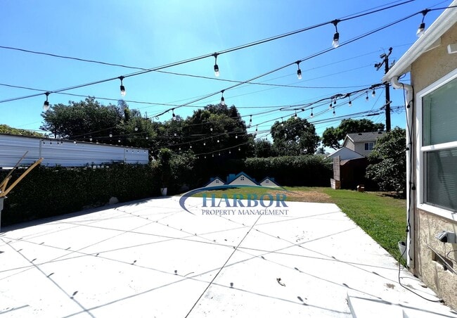 Building Photo - Spacious 3-Bedroom 1.5 Bath with a Large B...