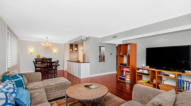 Large living space with plentiful sunlight - 201 E Chestnut St