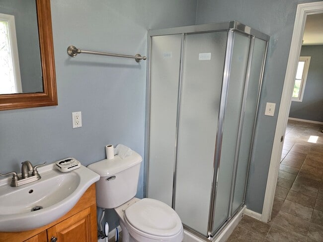 Building Photo - Well maintained 3 bedroom home