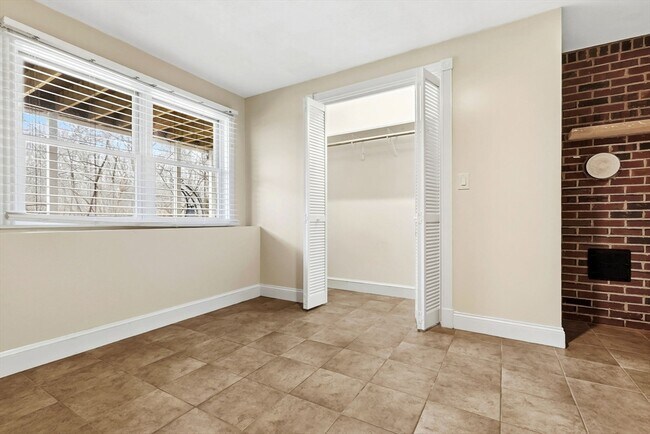 Building Photo - 5 St Anthonys Ln