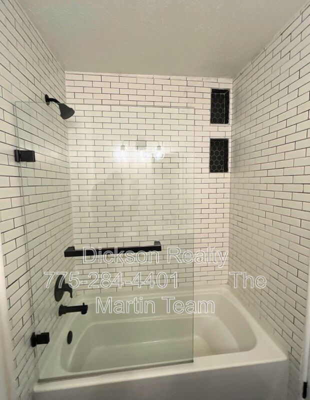 Building Photo - 640 James Ln