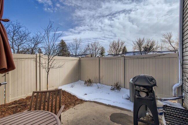 Building Photo - Corner Unit 2 BDR / 2.5 BA Townhome