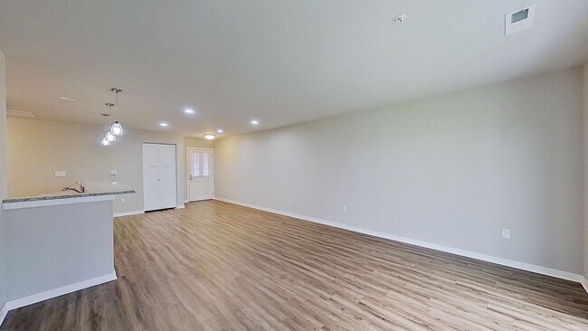 Building Photo - Condo Style Lower 1 Bedroom 1 Bathroom Apartment