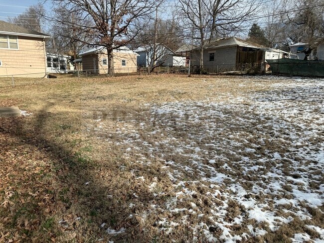 Building Photo - 2 Bd / 1 Ba -107 S Arlington Ave, Independence Rent $925- DUPLEX with garage