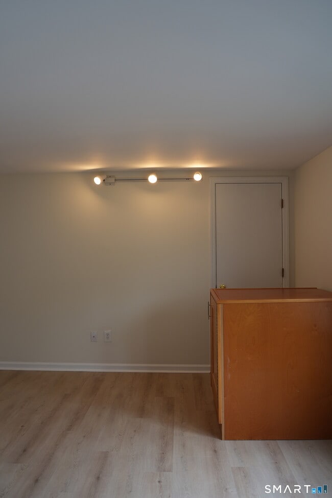 Building Photo - 25-27-27 Jetland Pl