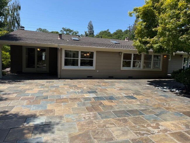 Building Photo - Beautiful updated single level Lafayette h...