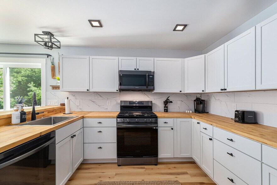 Building Photo - 14066 Deer Valley Ln
