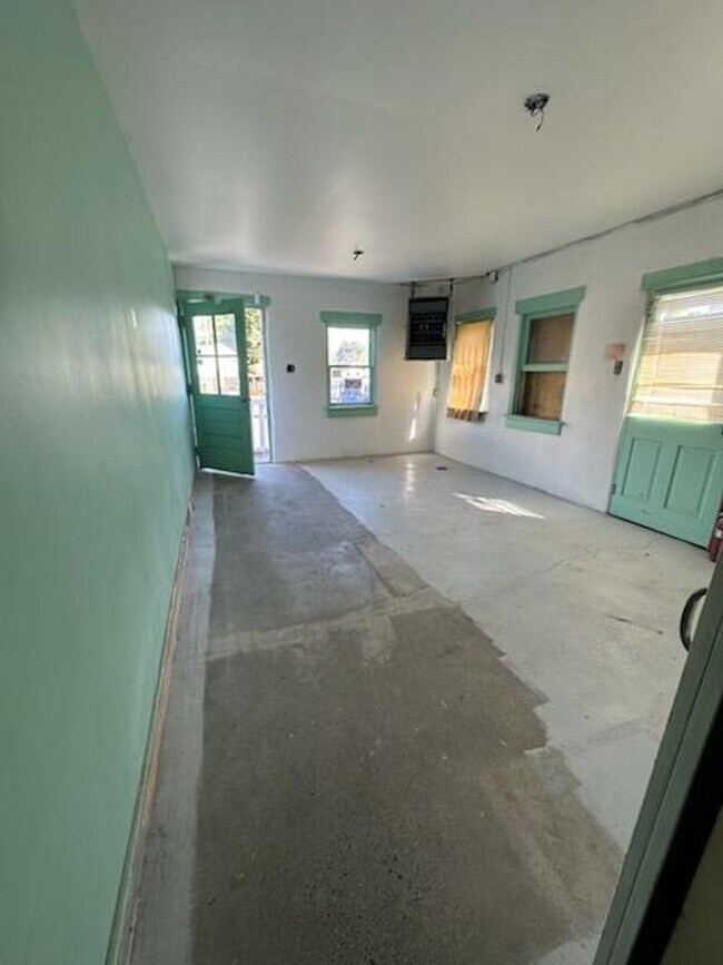 Building Photo - Large Garage in Palmyra/Campbelltown