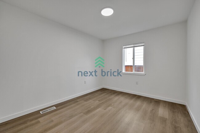 Building Photo - A beautiful 4 bed and 2 bathroom house for rent