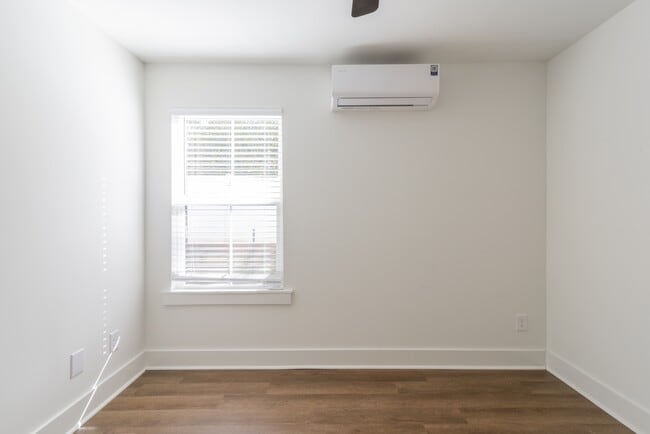 Building Photo - 404 Kirby Dr