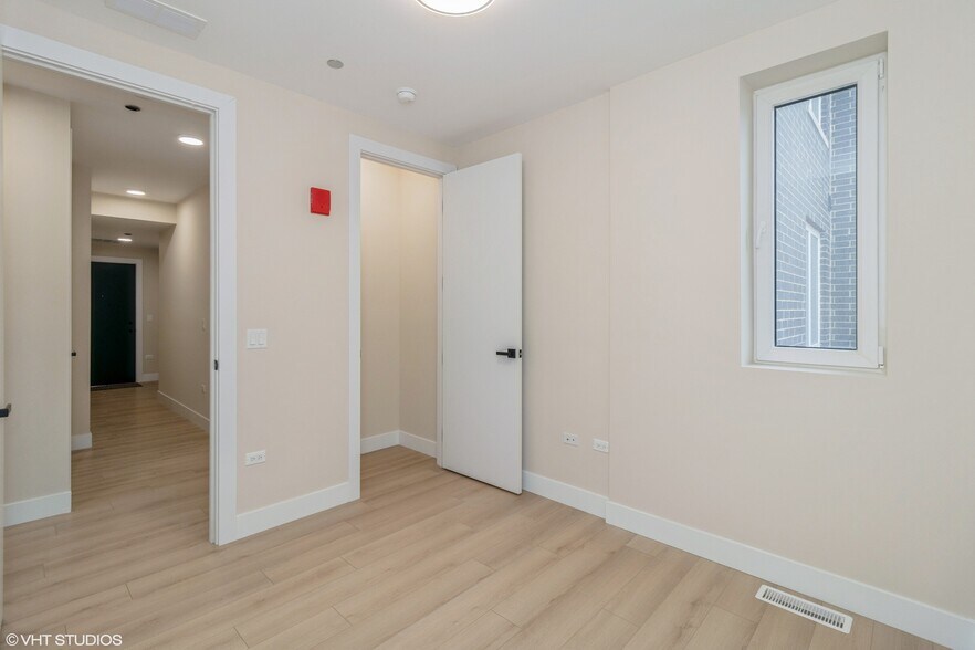 Building Photo - 3045 W Irving Park Rd