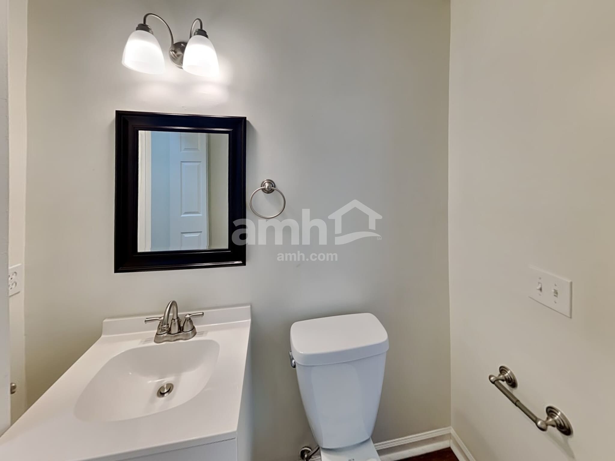 Building Photo - 2114 Debbie Ln