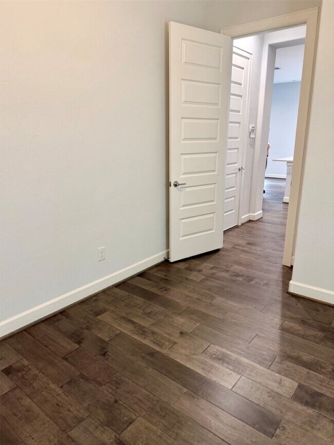 Building Photo - 307 Parker St