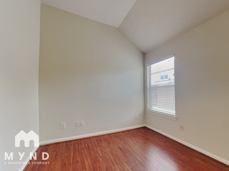 Building Photo - 807 Forest Star