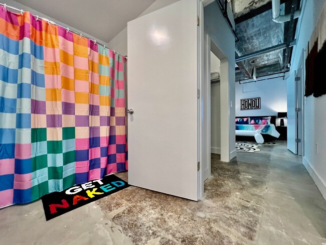 Building Photo - Swanky, Funky, Groovy, loft space Cincinna...