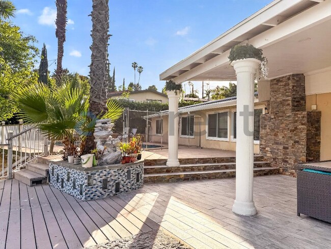 Building Photo - 20520 Rhoda St